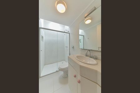 Casa de condomínio para alugar com 431m², 4 quartos e 4 vagas Casa de condomínio para alugar com 431m², 4 quartos e 4 vagasBanheiro da Suíte 2