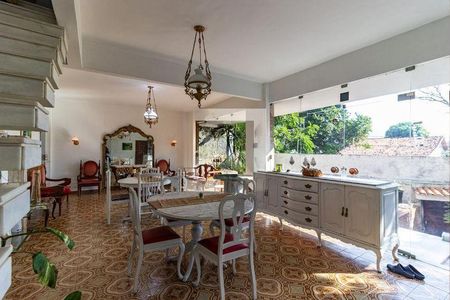 Casa à venda com 5 quartos, 240m² em Charitas, Niterói