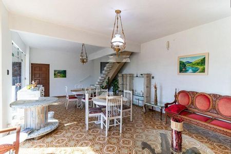 Casa à venda com 5 quartos, 240m² em Charitas, Niterói