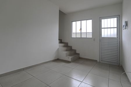 Sala de casa de condomínio para alugar com 2 quartos, 55m² em Jardim Sao Pedro, Mogi das Cruzes