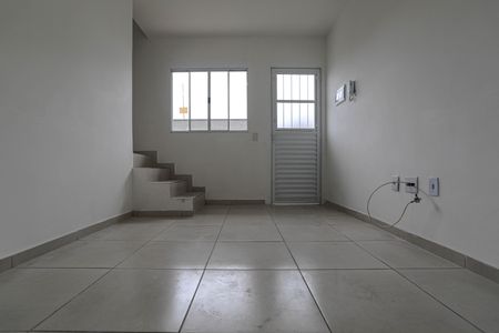 Sala de casa de condomínio para alugar com 2 quartos, 55m² em Jardim Sao Pedro, Mogi das Cruzes