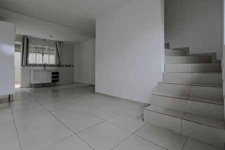 Sala de casa de condomínio para alugar com 2 quartos, 55m² em Jardim Sao Pedro, Mogi das Cruzes