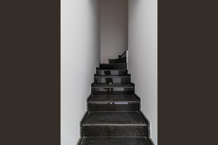 Escada de casa de condomínio à venda com 2 quartos, 90m² em Vila Granada, São Paulo