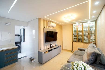 Sala e cozinha de apartamento à venda com 3 quartos, 55m² em Chácara Seis de Outubro, São Paulo