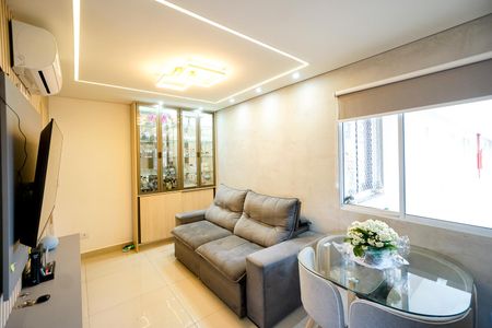 Sala e cozinha de apartamento à venda com 3 quartos, 55m² em Chácara Seis de Outubro, São Paulo