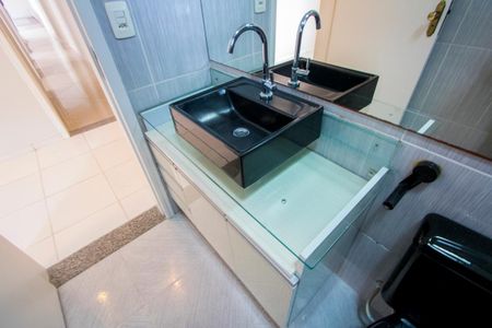 Apartamento à venda com 90m², 3 quartos e 2 vagasBanheiro do quarto 1