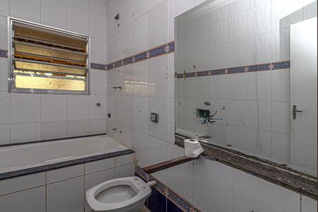 banheiro com banheira_1 de casa à venda com 4 quartos, 180m² em Cambuci, São Paulo