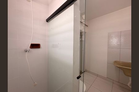 Banheiro/ lavanderia  de kitnet/studio para alugar com 1 quarto, 17m² em Parque das Nações, Santo André