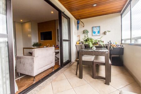 Apartamento para alugar com 212m², 4 quartos e 2 vagasVaranda