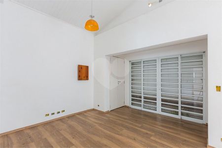 Casa à venda com 10 quartos, 330m² em Jardim das Acacias, São Paulo