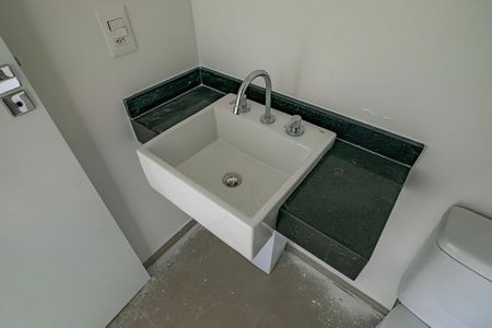 Banheiro de kitnet/studio à venda com 1 quarto, 24m² em Pompeia, São Paulo