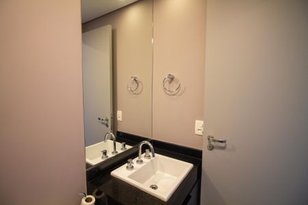 Banheiro de kitnet/studio para alugar com 1 quarto, 29m² em Vila Cordeiro, São Paulo