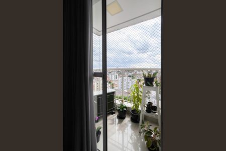 Varanda da sala de apartamento à venda com 2 quartos, 55m² em Jardim Guanabara, Belo Horizonte