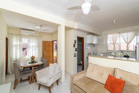 Sala de casa de condomínio à venda com 2 quartos, 50m² em Bonsucesso, Rio de Janeiro