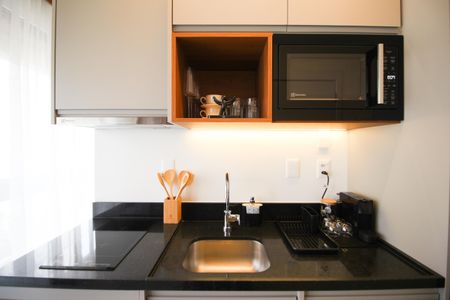 Cozinha de apartamento para alugar com 1 quarto, 27m² em Itaim Bibi, São Paulo