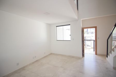 Sala de casa à venda com 3 quartos, 120m² em Cândida Ferreira, Contagem
