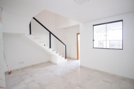 Sala de casa à venda com 3 quartos, 120m² em Cabral, Contagem