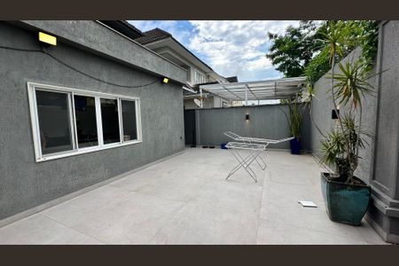 Casa de condomínio à venda com 400m², 4 quartos e 2 vagasQuintal