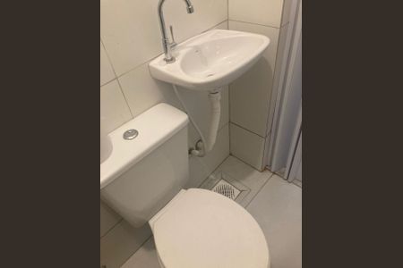 Banheiro de kitnet/studio para alugar com 1 quarto, 24m² em Botafogo, Rio de Janeiro