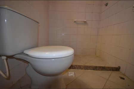 Banheiro da Suite 1 de casa para alugar com 2 quartos, 69m² em Jardim Sulacap, Rio de Janeiro