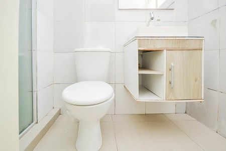 Banheiro Social de apartamento para alugar com 1 quarto, 33m² em Santo Antônio, Porto Alegre