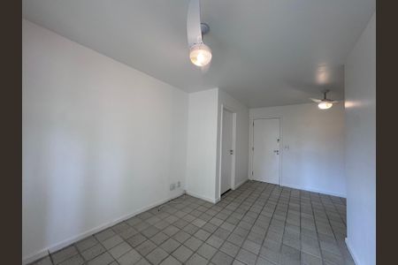Sala de apartamento para alugar com 3 quartos, 81m² em Barra da Tijuca, Rio de Janeiro