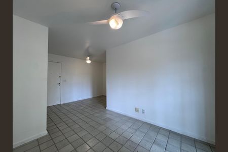 Sala de apartamento para alugar com 3 quartos, 81m² em Barra da Tijuca, Rio de Janeiro