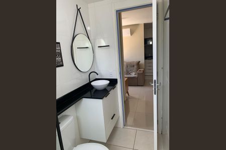 Banheiro de apartamento para alugar com 2 quartos, 48m² em Del Castilho, Rio de Janeiro