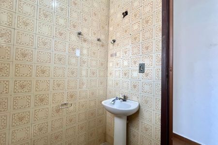 Banheiro de casa à venda com 1 quarto, 40m² em Jardim Itacolomi, São Paulo