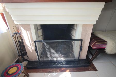 Detalhe da Sala - lareira de casa de condomínio à venda com 4 quartos, 177m² em Ipanema, Porto Alegre