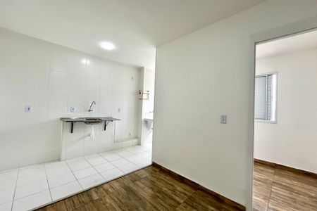 Sala de apartamento para alugar com 2 quartos, 33m² em Jardim Itacolomi, São Paulo