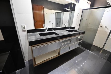 Casa de condomínio para alugar com 400m², 3 quartos e 4 vagas