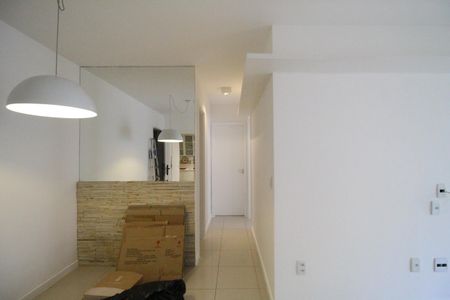Sala - Corredor de apartamento para alugar com 2 quartos, 76m² em Barra da Tijuca, Rio de Janeiro