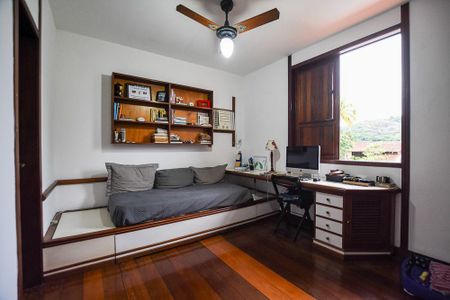 Casa à venda com 4 quartos, 330m² em Itaipu, Niterói