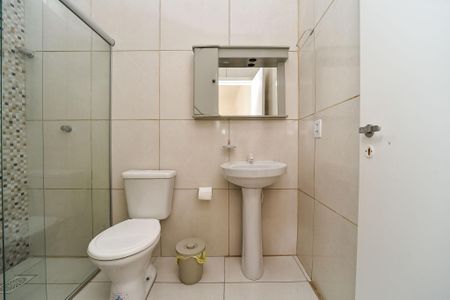 Banheiro de kitnet/studio para alugar com 1 quarto, 29m² em Vila Jardim, Porto Alegre