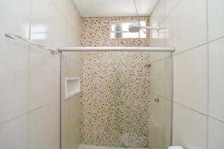 Banheiro de kitnet/studio para alugar com 1 quarto, 29m² em Vila Jardim, Porto Alegre